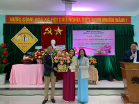 Lãnh đạo Đẩng ủy - UBND xã Phú Ninh tặng hoa chúc mừng ngày Nhà giáo Việt Nam 20-11