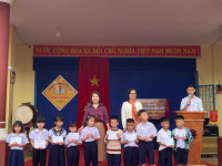 Trao quà Xuân yêu thương