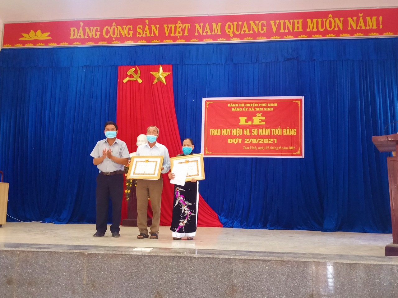 LỄ TRAO HUY HIỆU 40, 50 NĂM TUỔI ĐẢNG