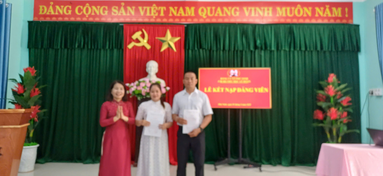 Trần Thanh Dương và Nguyễn Thị Thu Trang đã được kết nạp vào Đảng Cộng sản Việt Nam.
