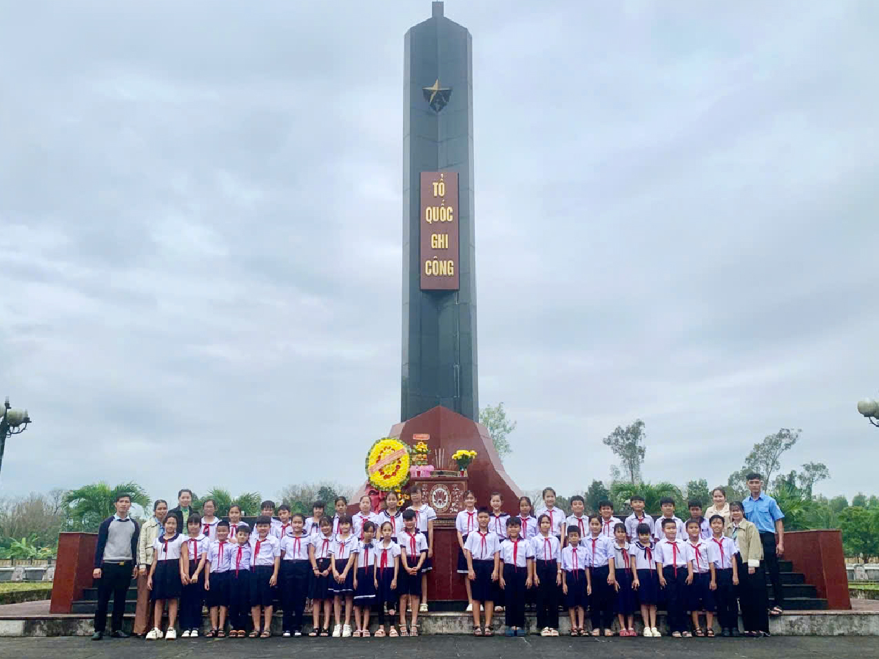 CBGV và HS Trường TH Lê Hoàn viếng hương Nghĩa trang LIệt sĩ xã Phú Ninh nhân ngày thành lập QĐND Việt Nam.